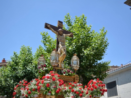 Misa solemne, procesión y mascletá.